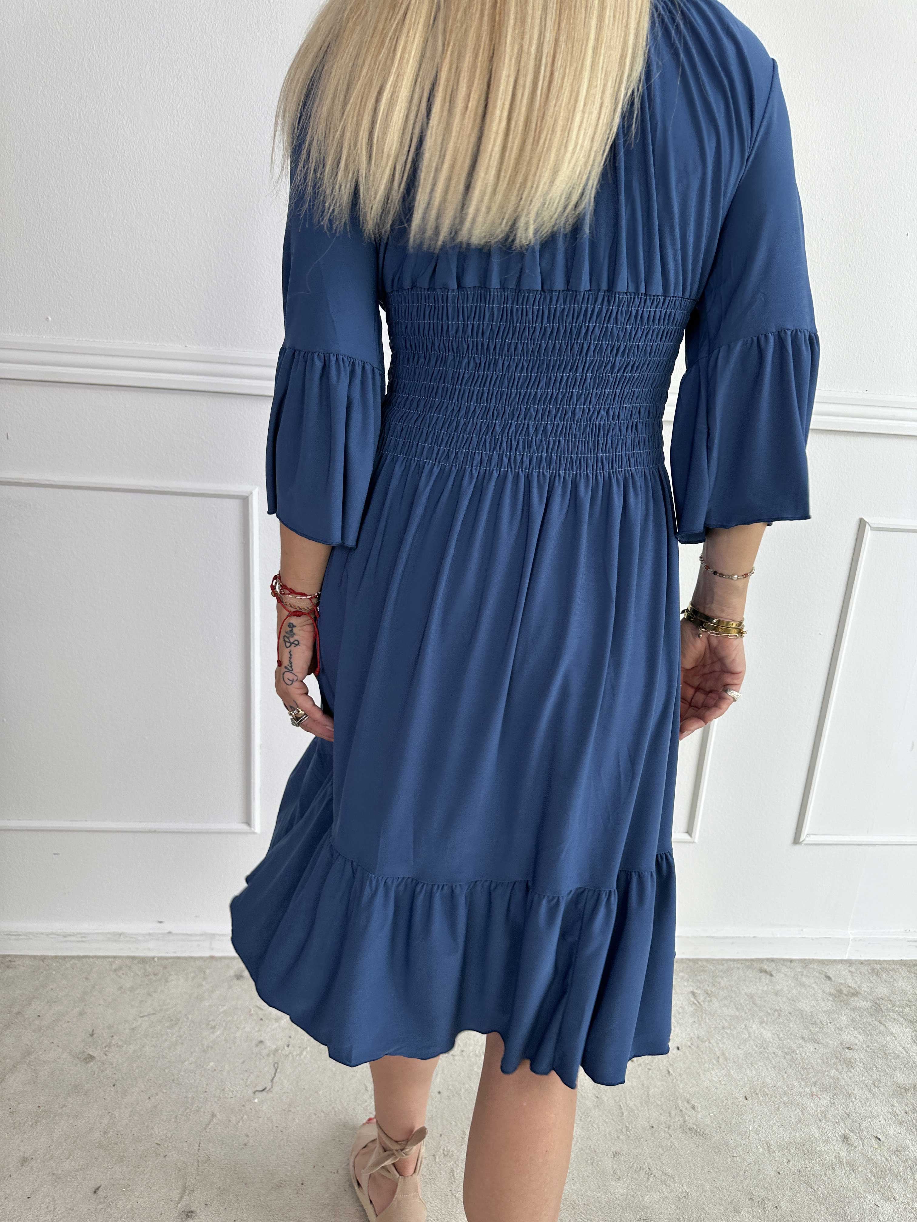 Flora Plain - Elastisk ensfarvet kjole med smock og flæse på ærmet